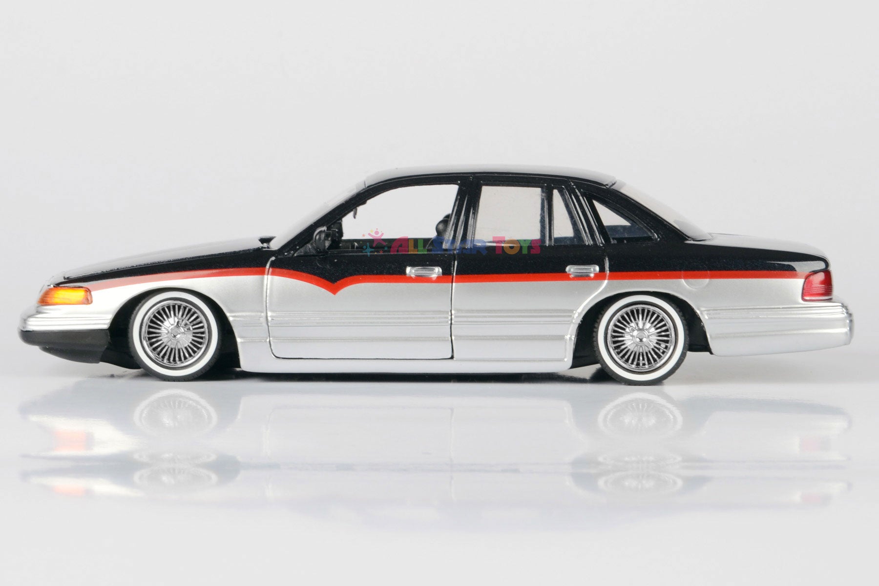 Motormax Get Low Series 1993-97 Ford Crown Victoria Lowrider 1:24