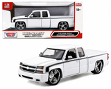 2006 Chevrolet Silverado 1500 Custom 1:25 Diecast Model by MotorMax 79039 White