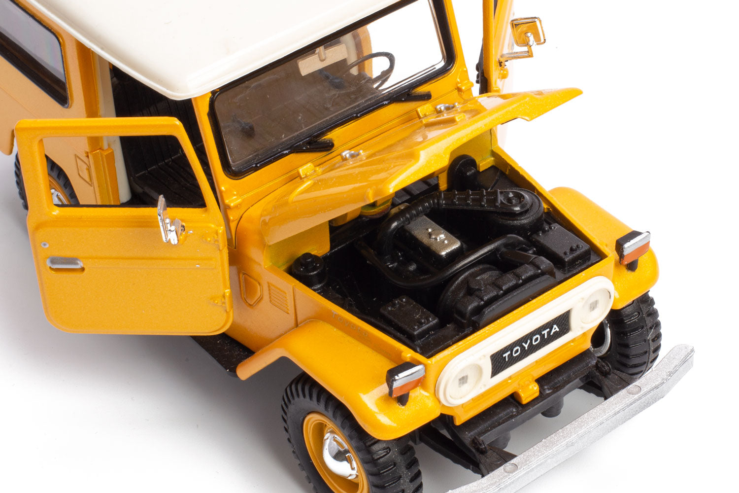 Toyota FJ Cruiser FJ40 1:24 Scale Diecast Model Car Motormax 79323