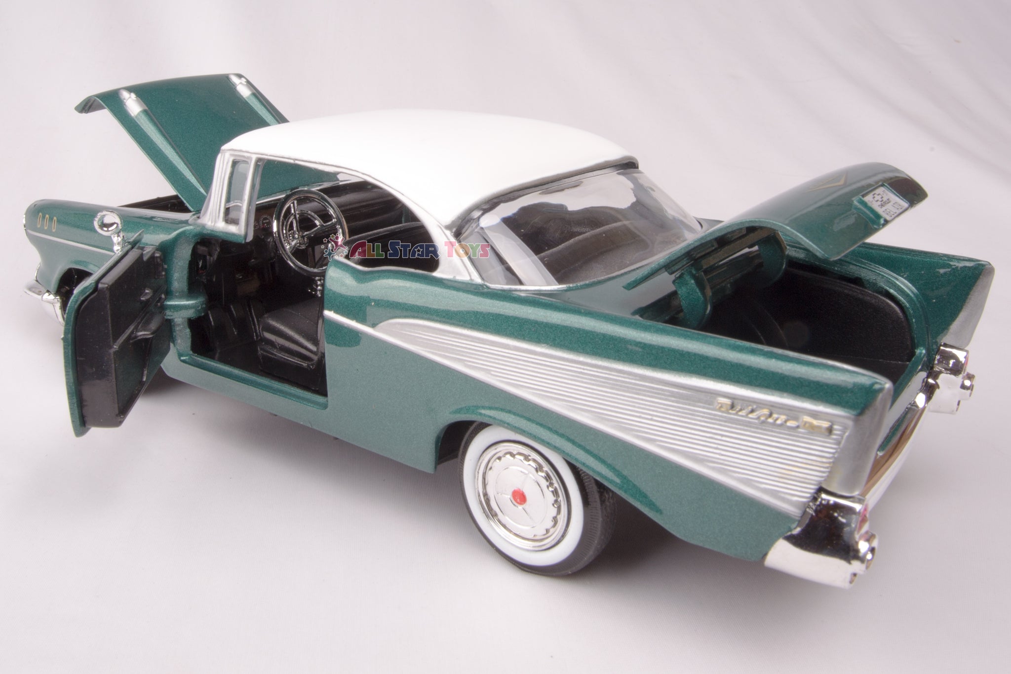 1957 Chevrolet Bel Air 1:24 Diecast Model Motormax 73228